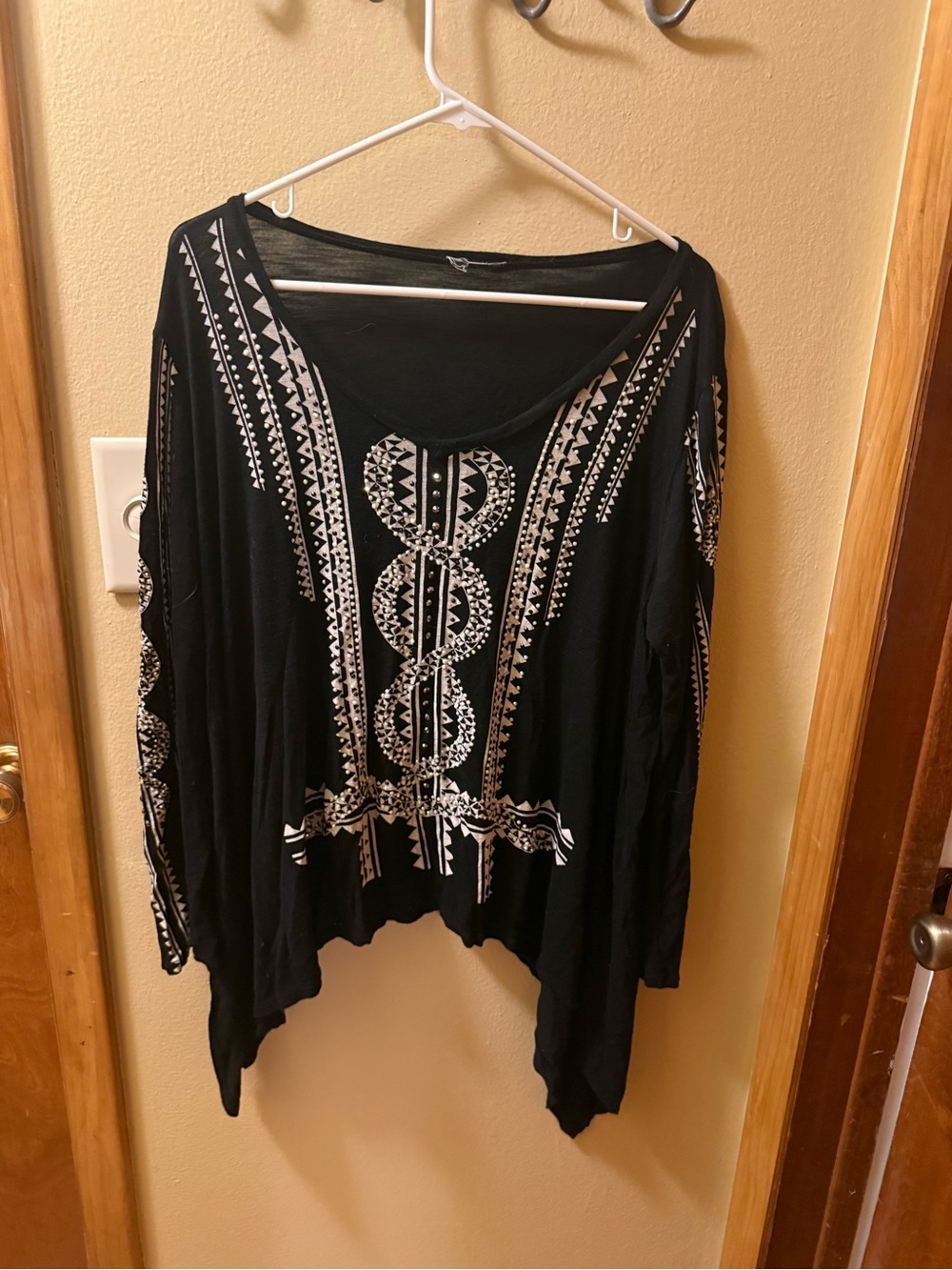 Source Unknown Black Long-Sleeve Embroidered Tunic Top